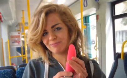 Mädchen Blondie Spielt Mit Dem Finger Masturbiert Ihre Muschi